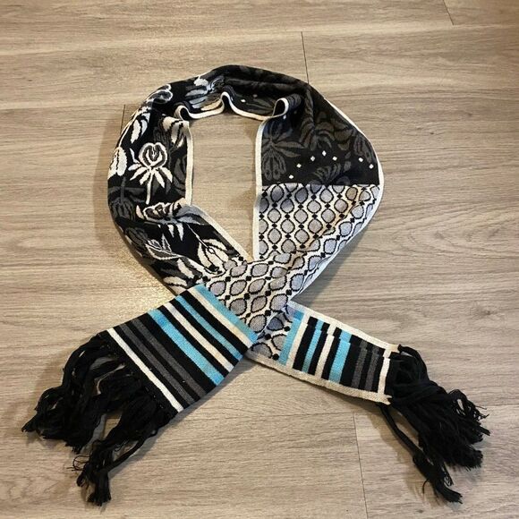 Unbranded black/blue/white regtangle scarf with fringe end - Picture 3 of 4